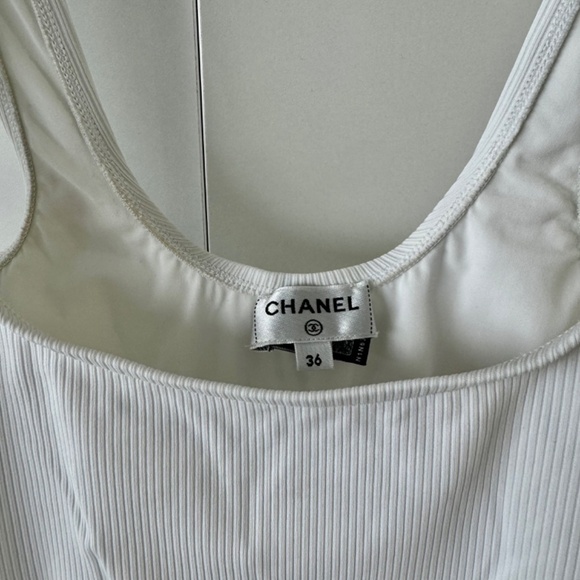 CHANEL spring/summer 2022 runway, look 1 - white bathing suit - Picture 7 of 9
